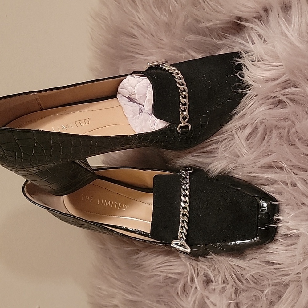 Black casual shoe to be worn to the office and for after work meet up.